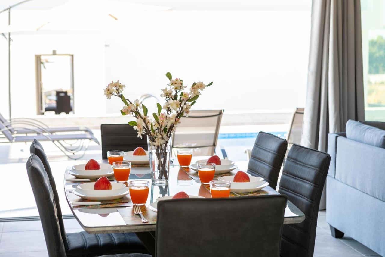 Villa Marlene, Walking Distance To Coral Beach! Peyia Exterior foto